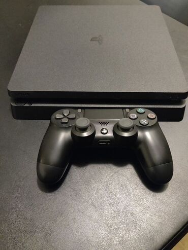 PS4 (Sony PlayStation 4): Игровая консоль PlayStation 4 Slim в черном цвете с беспроводным