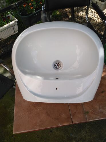 WC šolje i lavaboi: Vrlo malo korišćen umivaonik dim 52 /43cm