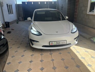 диск на сапок: Белый электромобиль Tesla Model 3 с глянцевой черной крышей и черными