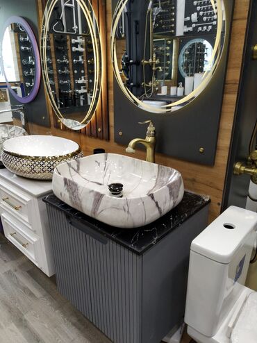 Hamam üçün aksessuarlar: Mərmər naxışlı, oval formalı, üstü qoyulan lavabo. Qara mərmər
