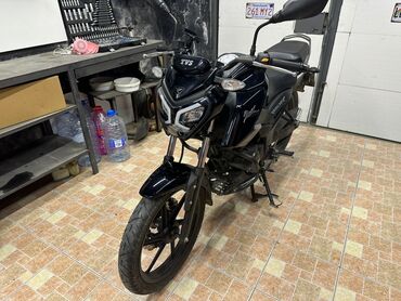 TVS Raider, qara rəngdə, idman motosikletidir. Bu modelin dizaynı həm