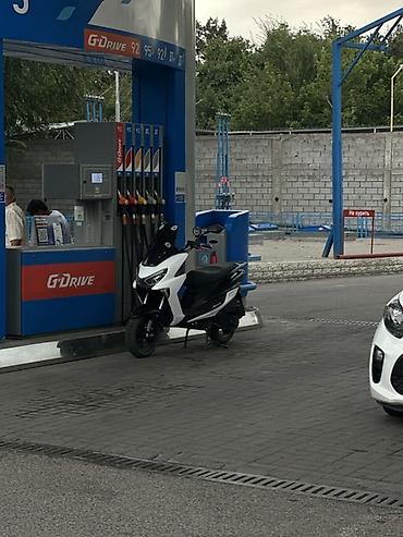 Скутеры: Скутер-макси бело‑чёрного цвета. Особенности и комплектация: - Кузов — 5