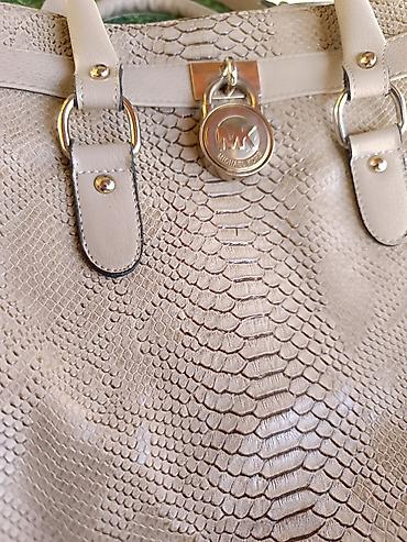 Torbe: Michael Kors Hamilton tasna, printom zmijske kože - Dizajn — 5