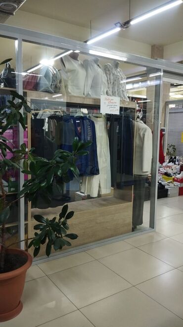 продаю под бизнес: Ижарага берем Витрина, 1 кв. м, Жарал Mall, Ремонту менен, Иштеп жаткан, Жабдуулары менен