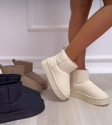 martini vesto za zene: Ugg mini čizme, bоја - Bela