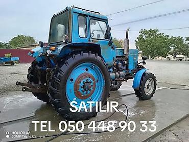 w202 ön şüşə: Mavi rəngli təkərli traktor – kabinəli, ön faralar və siqnal işıqları — 1