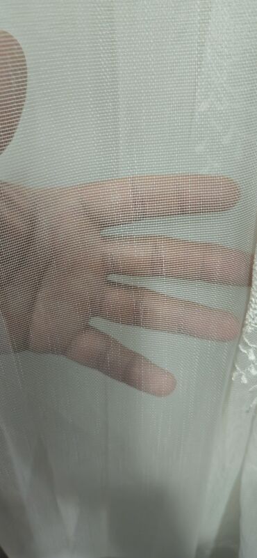 Pərdə və tüllər: Ağ rəngdə, zərif naxışlı tül pərdə. Otağa yüngüllük və incəlik qatır — 18