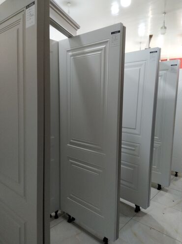 qapı ağ: Ağ rəngdə, sadə dizaynlı qapı. Ev və ya ofis interyerinə uyğunlaşa