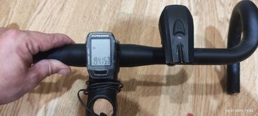 velosiped yol: Zoom markalı qara rəngli velosiped sükanı. Bu sükan yüngül materialdan