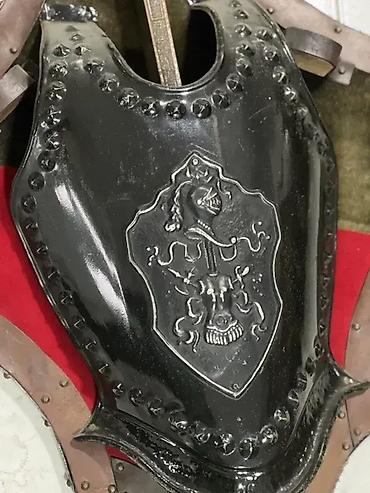 cipelarnik komoda: Štit i mač 103 x 65 cm (zidni ukras) Dobro stanje. Lično preuzimanje — 6