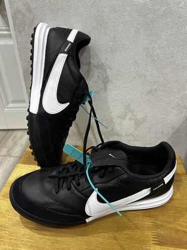 Бутсы: Продаю сороконожки Nike Premier новые размер 42.5 написано, но немного