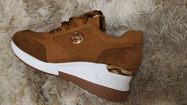 Γυναικεία είδη Υπόδησης: Παπούτσια.
Καινούργια, αφόρετα.
Πολύ άνετα, μέγεθος 41 — 5