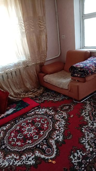 Кресло с широким сиденьем и мягкими подлокотниками. Обивка выполнена