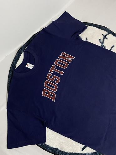 обувь drop: Футболка “BOSTON” - Унисекс, классический крой с круглым вырезом - — 1