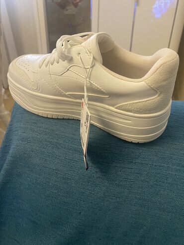 женские кроссовки adidas climacool: Bershka, Размер: 35, цвет - Белый, Новый