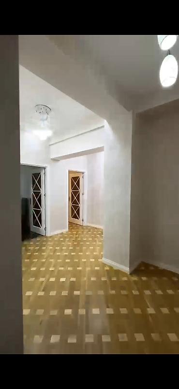 Mənzil kirayələyirəm: Təsvir: - Geniş və işıqlı mənzil interyeri. Daxili dizaynda açıq — 2