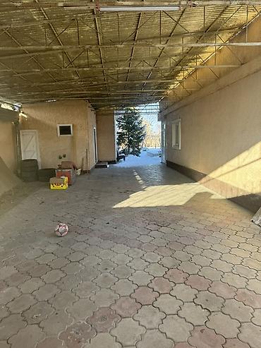 Продажа коттеджей и домов: Продается жилой дом с большим участком и бассейном. Характеристики: - — 20