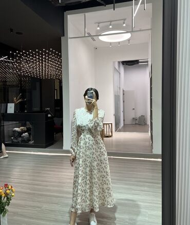 летнее платье с длинным рукавом: Платье миди с цветочным принтом - Длина: миди, расклёшенный низ -