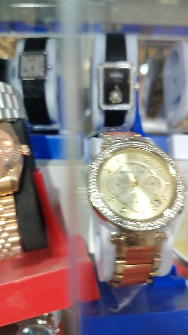 bakida saat: Michael Kors qadın qol saatı - Korpus: qızılı ton, bəzəkli daşlarla — 2