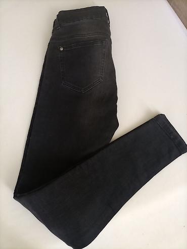 35: Farmerke crne 34 500 din i Guess pink bluzica, koja odgovara S — 2