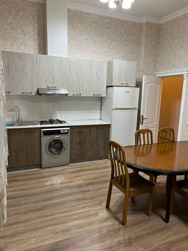 Uzunmüddətli kirayə mənzillər: Mənzil kirayə verilir. 3 otaq, 17.2 mərtəbə, 90 kv. Azadlıq — 7