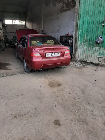 автомобиль лексус: Красный седан Daewoo Nexia с открытым капотом и багажником. Автомобиль
