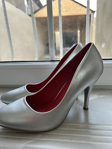 stiletto ayaqqabilar: Gümüş rəngli qadın tuflisi – L’ETUAI - Model: Klassik stiletto - — 2
