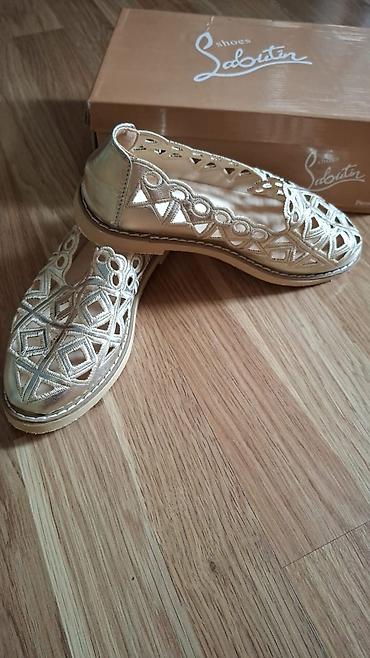 ailə qurmaq: Qızılı rəngdə qadın loaferləri - Model: AILLY brendli, açıq işıqda — 3