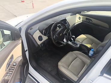 Chevrolet: Chevrolet Cruze LT – sedan, ağ rəng. Texniki və dizayn — 4
