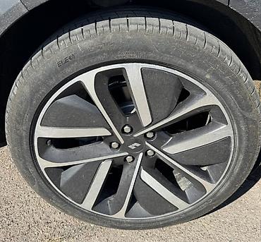 Колеса в сборе. Летние шины с дисками R21 на Lixiang, шины Pirelli P