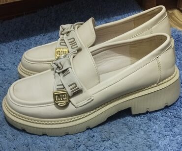 qadın ayaqqabısı: Qadın loafer ayaqqabısı - Rəng: krem/ağ - Model: qalın, relyefli