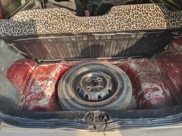 Другие автомобили: Хэтчбек компакт-класса, 5 дверей. Кузов двухцветный: бордовый верх и — 12