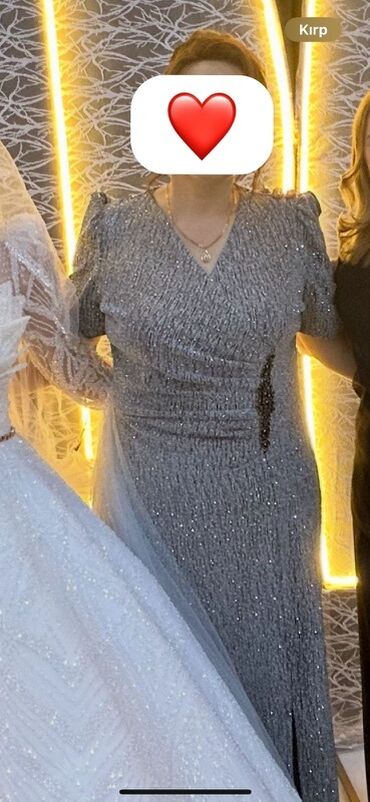 Ziyafət donları: Gümüşü rəngli, parıltılı ziyafət geyimi. Model: baldırayaxın
