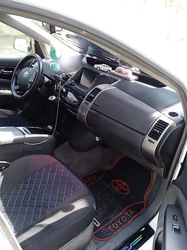 автомобиль фольксваген поло: Toyota Prius Hybrid – ağ rəng, 5 qapılı liftbek kuzov. Yapon hibrid — 7