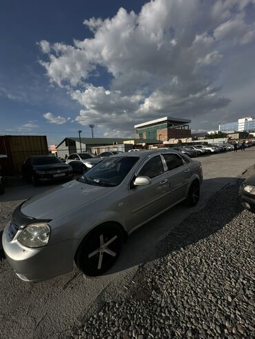 Chevrolet: Продается автомобиль Chevrolet Lacetti серебристого цвета. Это