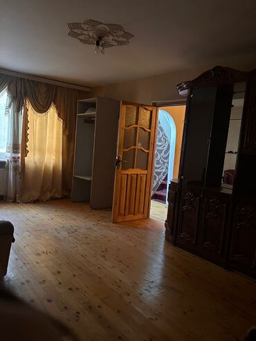 аренда квартир в ахмедлах: Tecili Zabrat 2 de istixana yolunda 6 otaqli 2 mertebeli ici eşyali