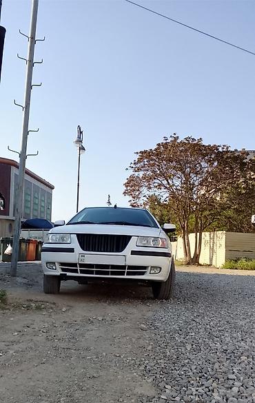 14 luk diskler: Ağ rəngli sedan avtomobil - Korpus: 4 qapılı sedan, ağ rəng, qara — 1