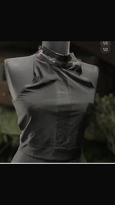 Qara rəngli bəzəkli bluz/top. - Model: yüksək yaxalı, qolsuz top