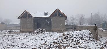 готовый домики: Дом из блоков с двускатной крышей на участке с ровным газоном — 5