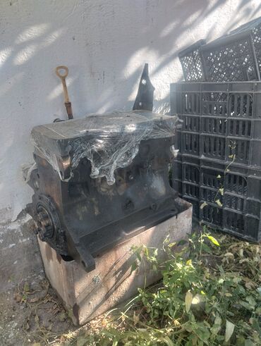 домкрат воздушный: Металлический блок двигателя, предположительно автомобильный
