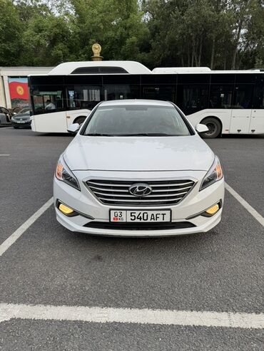 хундай санота: Белый седан Hyundai Sonata. Автомобиль оснащен хромированной решеткой