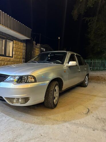 дом на обмен: Автомобиль Daewoo Nexia серебристого цвета, представленный в кузове
