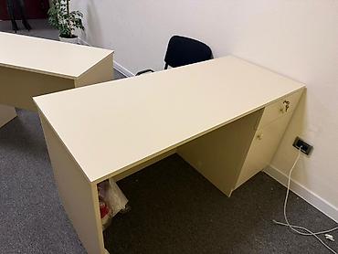 ofis stullari: Ofis/iş masası – açıq krem rəngdə, klassik düz xəttli dizayn. - — 2