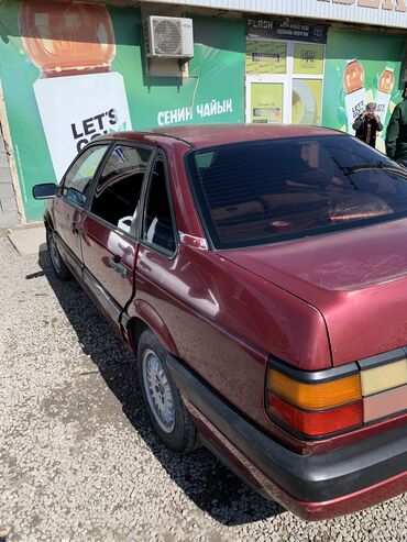 Volkswagen Passat: 1990 г., 1.8 л, Механика, Бензин, Седан