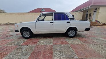 VAZ (LADA): VAZ 2107 sedan Xüsusiyyətlər: - Kuzov: 4 qapılı sedan, ağ rəng - — 12