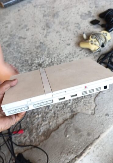 NES Classic: Sony PlayStation 2 Slim oyun konsolu Xüsusiyyətlər: - Rəng: ağ/açıq