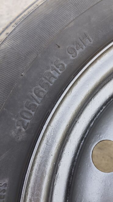Шины: Комплект из четырех автомобильных шин размером 205/65R15. Эти шины
