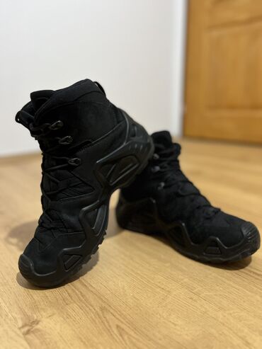 bele patike i odelo: Boots, size - 42