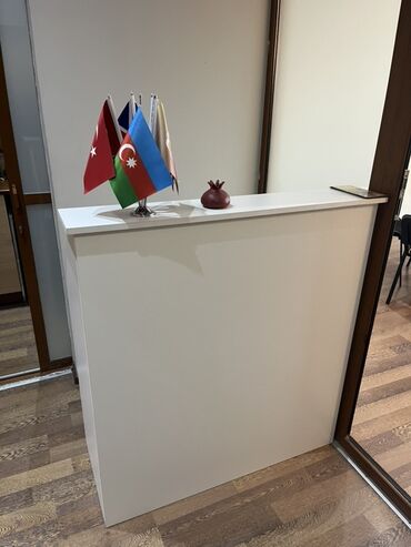 купля продажа мебели: Ağ rəngdə resepsiyon/qarşılama masası - Minimalist dizayn, ofis və