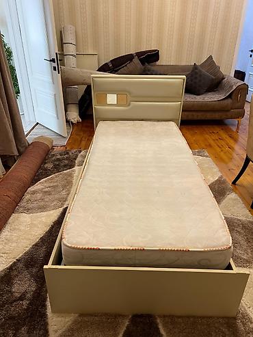 Çarpayılar: Tək nəfərlik çarpayı və döşək dəsti - Ölçü: təxmini 90x190 sm (tək — 1